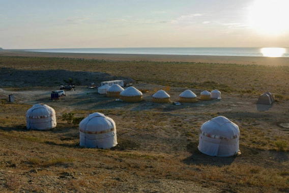 Юртовый лагерь на берегу Аральского моря