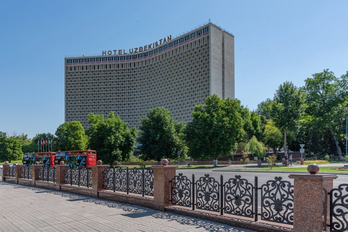 Tashkent city center at the start of the Elon tour