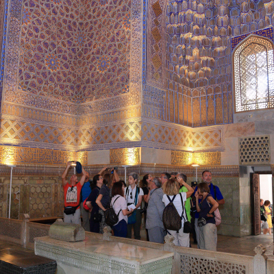 Embarquez pour une visite de quête de Samarkand et découvrez la ville dans un format de jeu amusant.